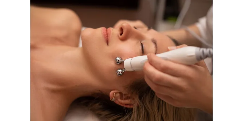 Come i dispositivi estetici risvegliano la pelle per l’estate e stimolano la produzione di collagene