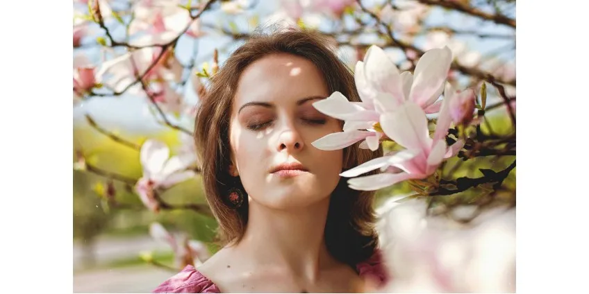 Benefici primaverili della fototerapia: come la luce ringiovanisce e calma la pelle