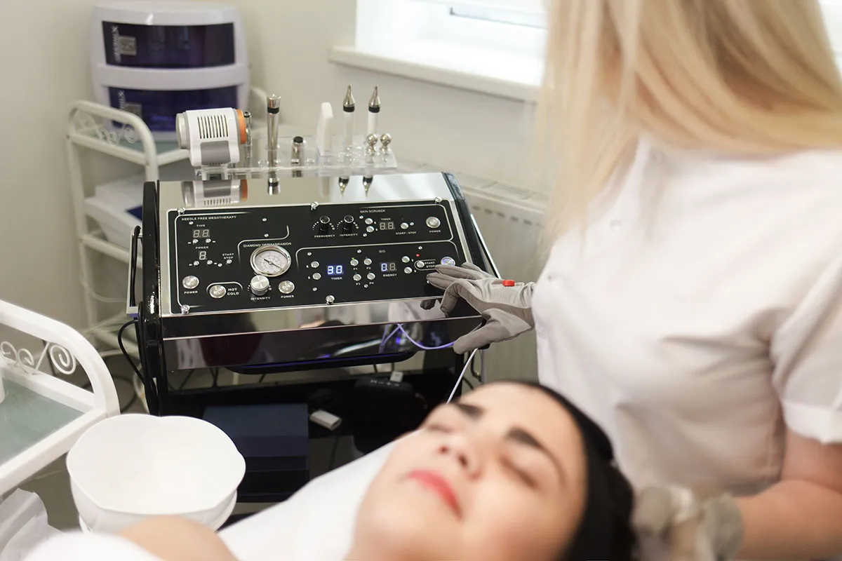 Possibilità moderne di combinazione dei trattamenti con macchinari estetici multifunzionali