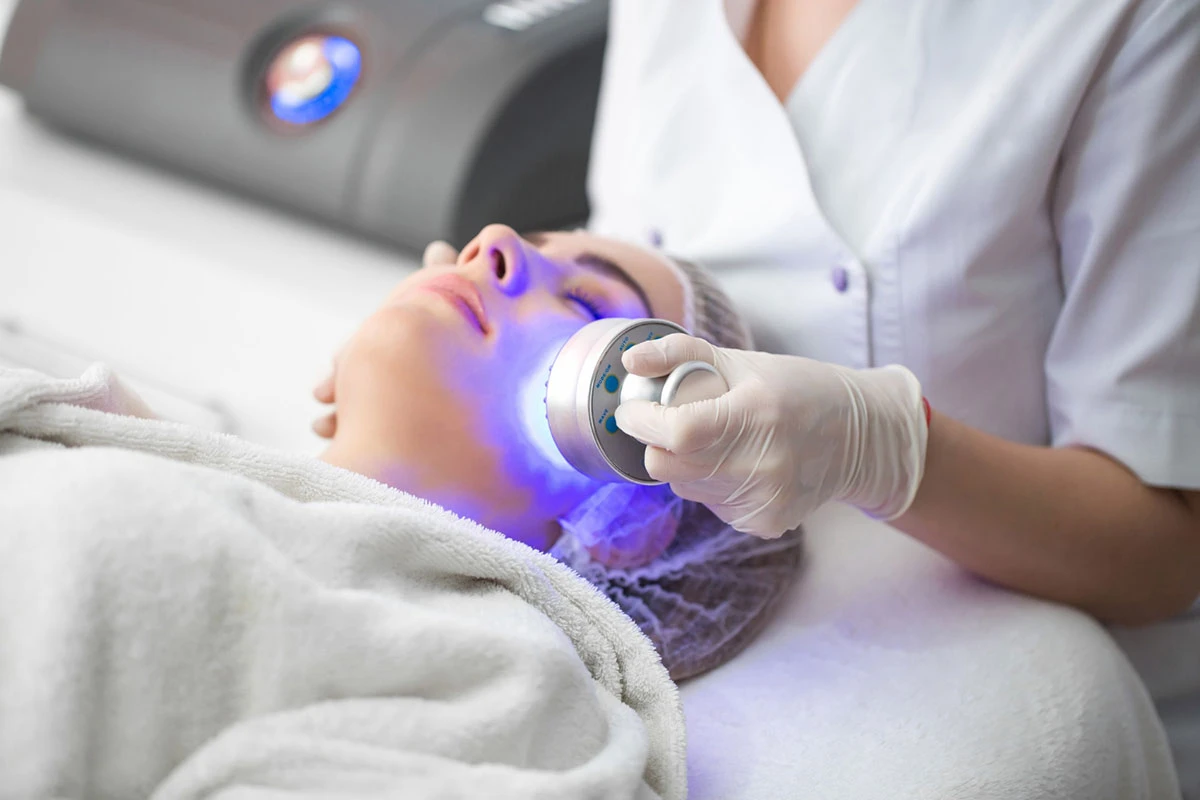 terapia della luce per il viso come parte della cura stagionale